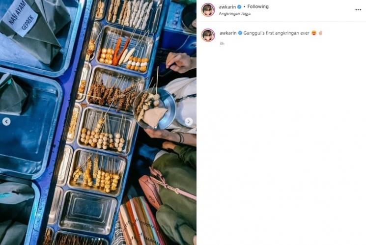 Awkarin dan Gangga makan di angkringan. (Instagram/@awkarin)