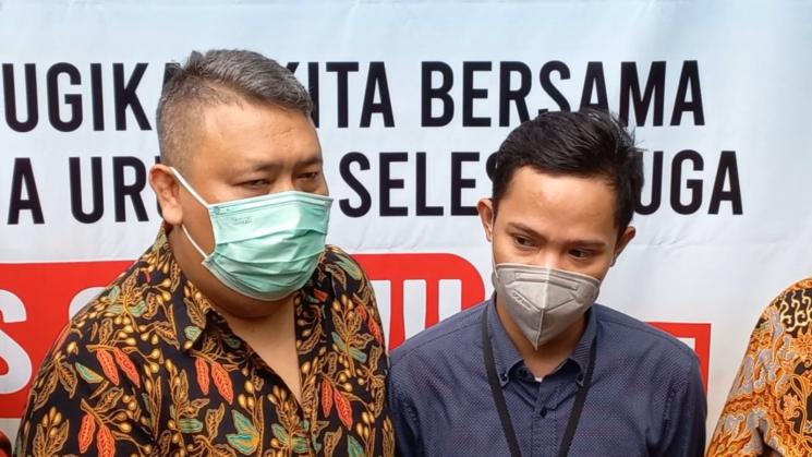Paman Jonathan Frizzy, Jason (kiri, batik dan masker hijau). [MataMata.com/Adiyoga Priyambodo]