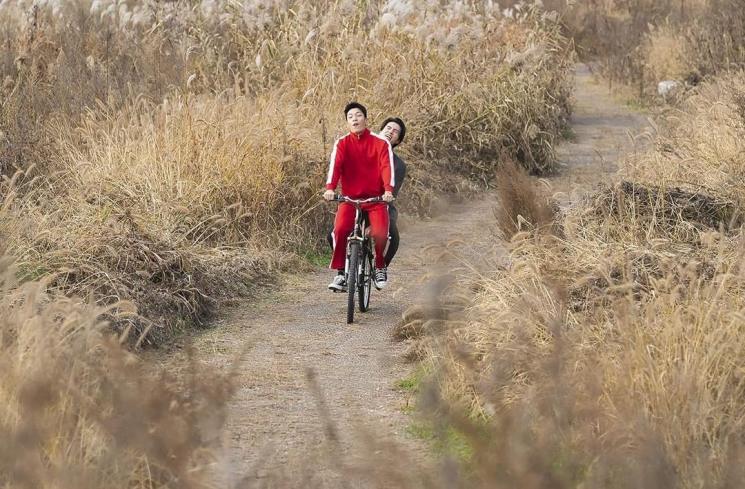 Potret Lee Dong Wook dan Wi Ha Joon di Bad and Crazy (Instagram/@tvn_drama)