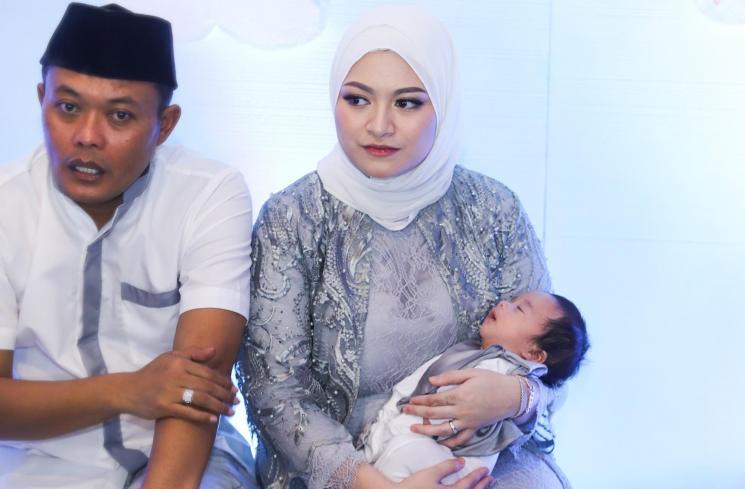 Sule, Nathalie Holscher, dan Adzam Adriansyah Sutisna di acara akikah. (MataMata.com/Alfian Winanto)