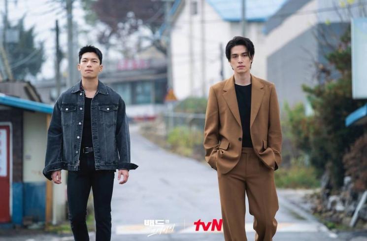 Potret Lee Dong Wook dan Wi Ha Joon di Bad and Crazy (Instagram/@tvn_drama)