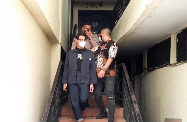 Ardhito Pramono Tampil Stylish saat Dibawa Polisi ke RSKO. (Matamata.com/Evi Ariska)
