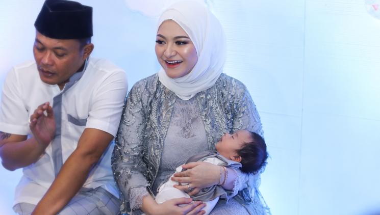 Sule, Nathalie Holscher, dan Adzam Adriansyah Sutisna di acara akikah. (MataMata.com/Alfian Winanto)
