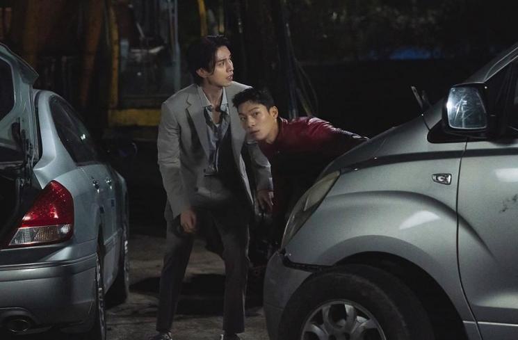 Potret Lee Dong Wook dan Wi Ha Joon di Bad and Crazy (Instagram/@tvn_drama)
