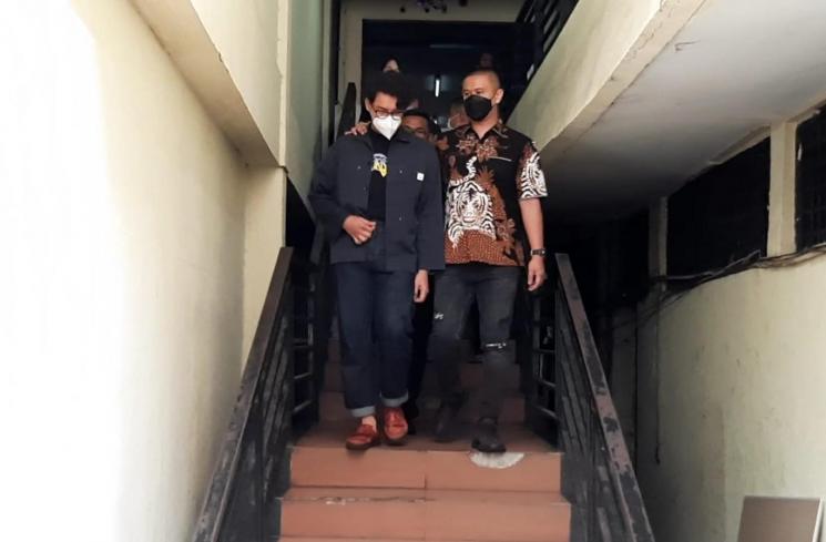 Ardhito Pramono Tampil Stylish saat Dibawa Polisi ke RSKO. (Matamata.com/Evi Ariska)