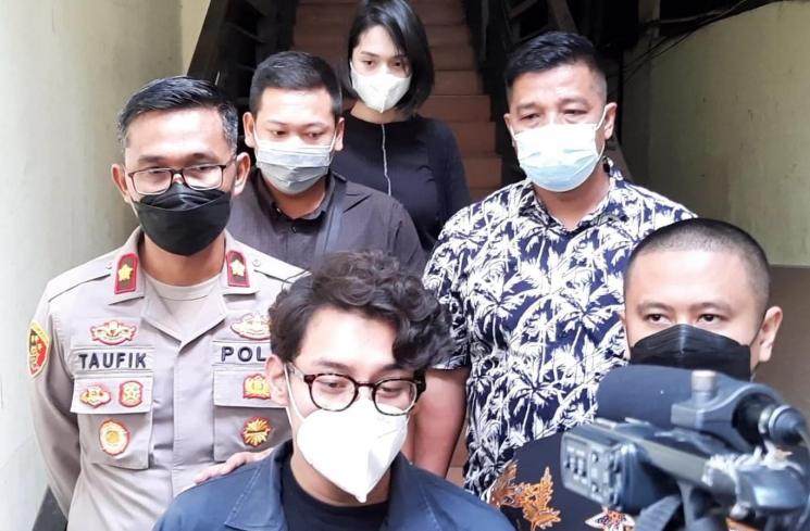 Ardhito Pramono Tampil Stylish saat Dibawa Polisi ke RSKO. (Matamata.com/Evi Ariska)