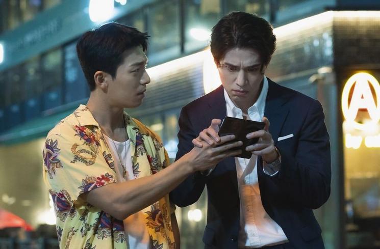 Potret Lee Dong Wook dan Wi Ha Joon di Bad and Crazy (Instagram/@tvn_drama)