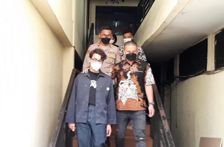 Ardhito Pramono Tampil Stylish saat Dibawa Polisi ke RSKO. (Matamata.com/Evi Ariska)