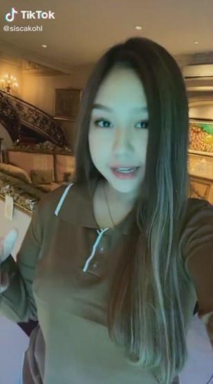 Sisca Kohl main mesin capit isi duit. (TikTok/Instagram)