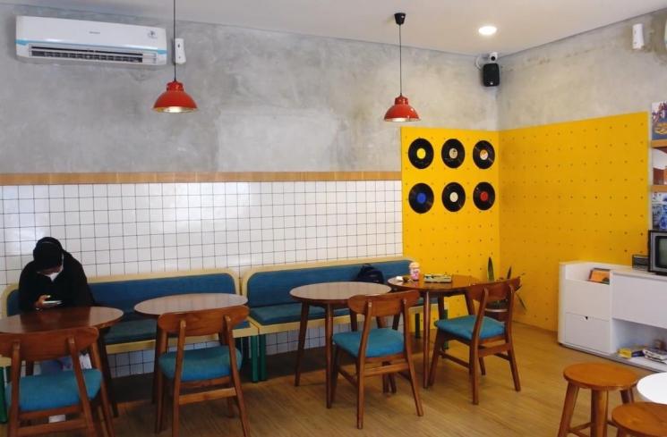 Potret Kedai Minuman Rizky Febian (YouTube/FR Arum)