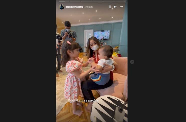 Momen Acha Septriasa bertemu Irwansyah dan Zaskia Sungkar (Instagram/@zaskiasungkar15)