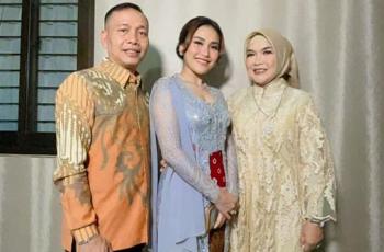 Orang Kaya! Ibu Ayu Ting Ting Pakai Strap Masker dari Kalung Emas Asli
