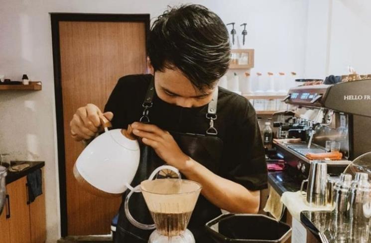 Potret Coffee Shop Ajun Perwira dan Samuel Zylgwyn. (Instagram/@ajunperwira)