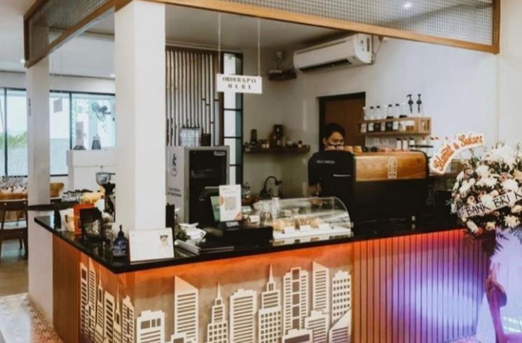 Potret Coffee Shop Ajun Perwira dan Samuel Zylgwyn. (Instagram/@ajunperwira)