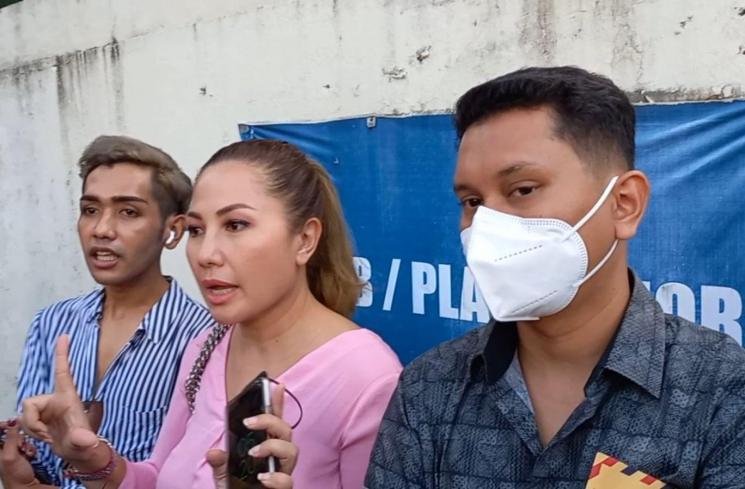 Emma Waroka dan Kim Hawt buat laporan polisi di Polda Metro Jaya, Jakarta, Senin (24/1/2022). (MataMata.com/Adiyoga Priyambodo)