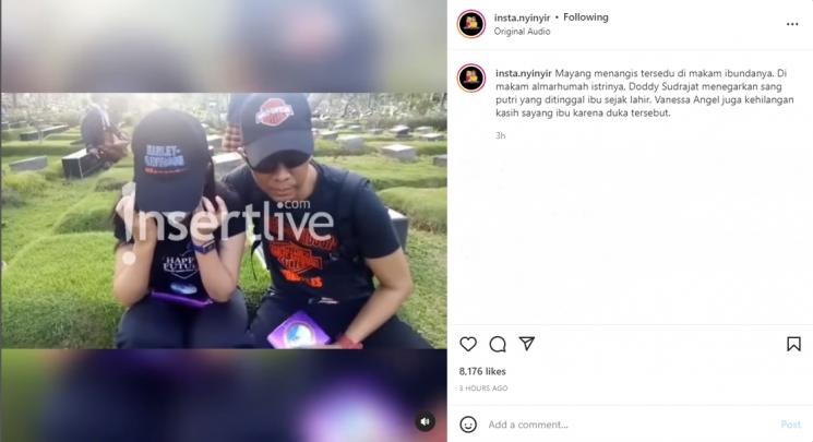 Mayang ziarah ke makam ibu Vanessa Angel. (Instagram/insta.nyinyir)