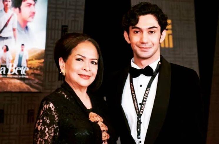 Reza Rahadian dan ibu, Pratiwi Widantini Matulessy. (Instagram/@pratiwimatulessy)