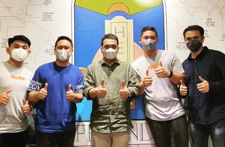 Potret Coffee Shop Ajun Perwira dan Samuel Zylgwyn. (Instagram/@ajunperwira)