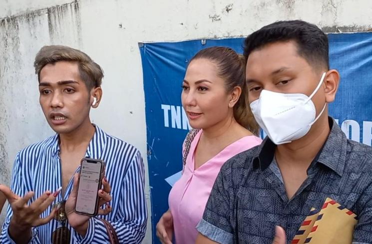 Emma Waroka dan Kim Hawt buat laporan polisi di Polda Metro Jaya, Jakarta, Senin (24/1/2022). (MataMata.com/Adiyoga Priyambodo)