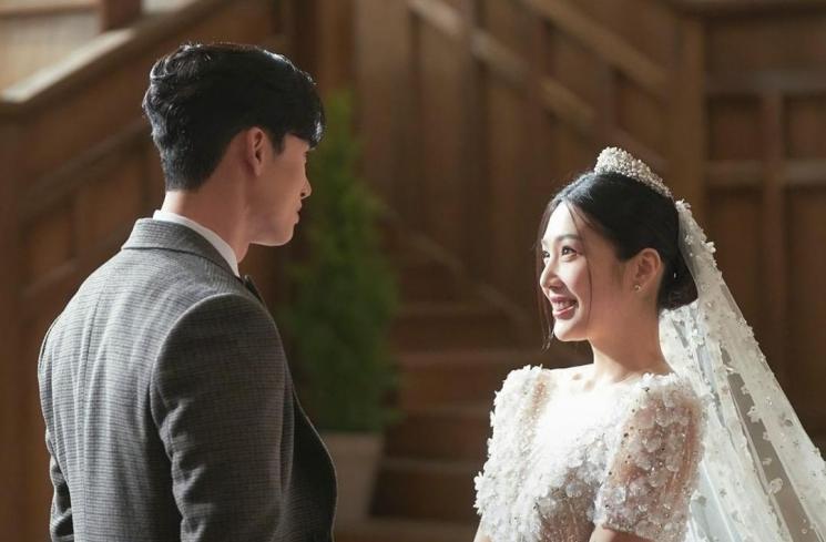 Pesona Joy Red Velvet pakai gaun pengantin di The One and Only (Instagram/@jtbcdrama)