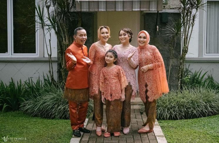 Pesona Syifa adik Ayu Ting Ting di acara lamaran. (Instagram/@syifaasyifaaa)