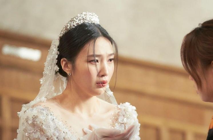 Pesona Joy Red Velvet pakai gaun pengantin di The One and Only (Instagram/@jtbcdrama)