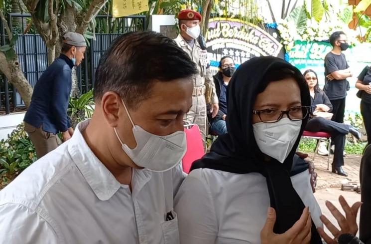 Nurul Arifin dan Mayong Suryo Laksono di rumah duka di kawasan Cinere, Depok, Jawa Barat, Selasa (25/1/2022). (MataMata.com/Adiyoga Priyambodo)