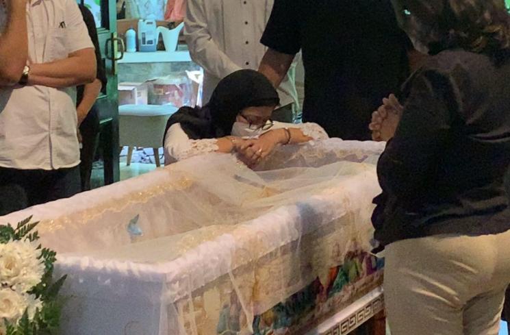 Nurul Arifin di rumah duka di kawasan Cinere, Depok, Jawa Barat, Selasa (25/1/2022). (MataMata.com/Adiyoga Priyambodo)