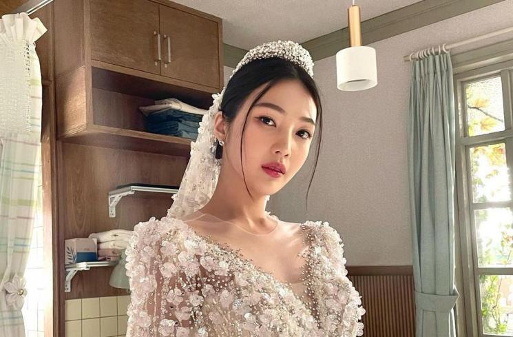 Pesona Joy Red Velvet pakai gaun pengantin di The One and Only (Instagram/@_imyour_joy)