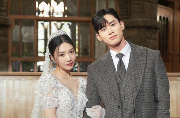 Pesona Joy Red Velvet pakai gaun pengantin di The One and Only (Instagram/@jtbcdrama)