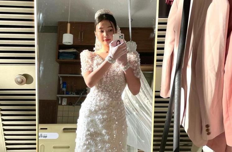 Pesona Joy Red Velvet pakai gaun pengantin di The One and Only (Instagram/@_imyour_joy)