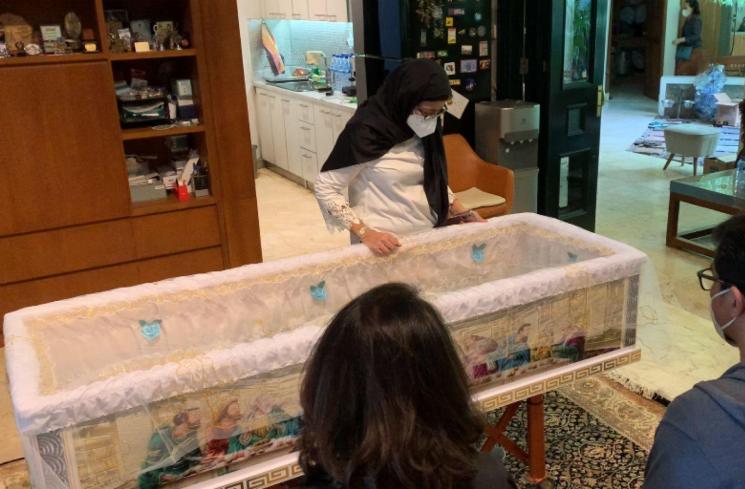 Nurul Arifin di rumah duka di kawasan Cinere, Depok, Jawa Barat, Selasa (25/1/2022). (MataMata.com/Adiyoga Priyambodo)