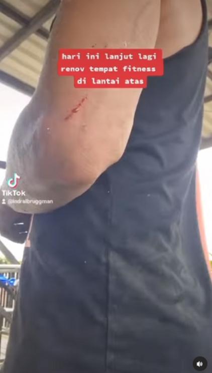 Potret Indra Bruggman jadi tukang. (Instagram/indrabruggman)