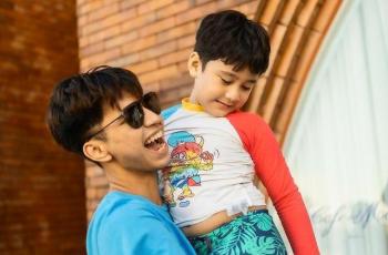 9 Potret Akrab Rafathar dan Dimas Ahmad, Bikin Iri Warganet