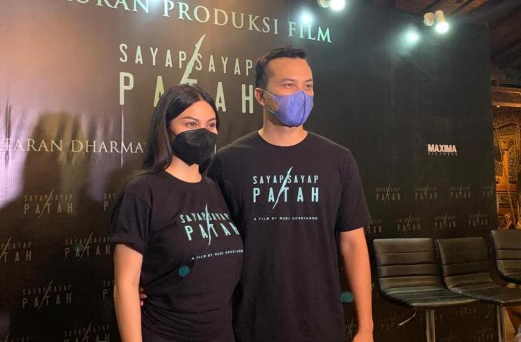 Nicholas Saputra dan Ariel Tatum di acara syukuran film Sayap-Sayap Patah di kawasan Kebayoran Baru, Jakarta Selatan, Rabu (26/1/2022). (MataMata.com/Yuliani)