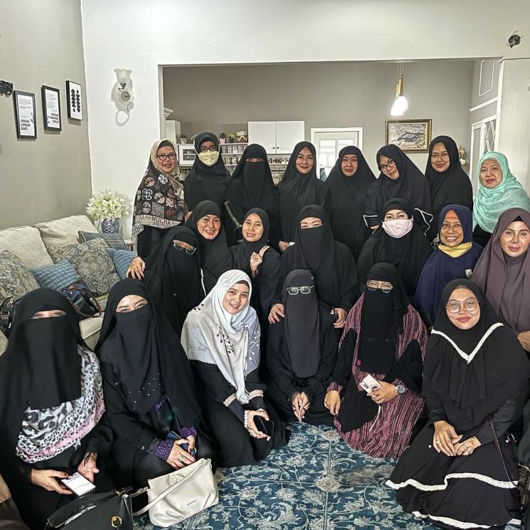 Reza Artamevia datang ke pengajian Umi Pipik (Instagram/_ummi_pipik_)