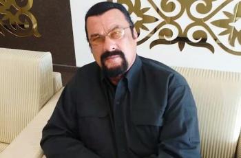 Steven Seagal ke Kalimantan Cium Mandau, Edy Mulyadi Disindir Netizen