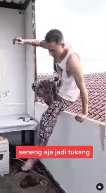 Potret Indra Bruggman jadi tukang. (Instagram/indrabruggman)