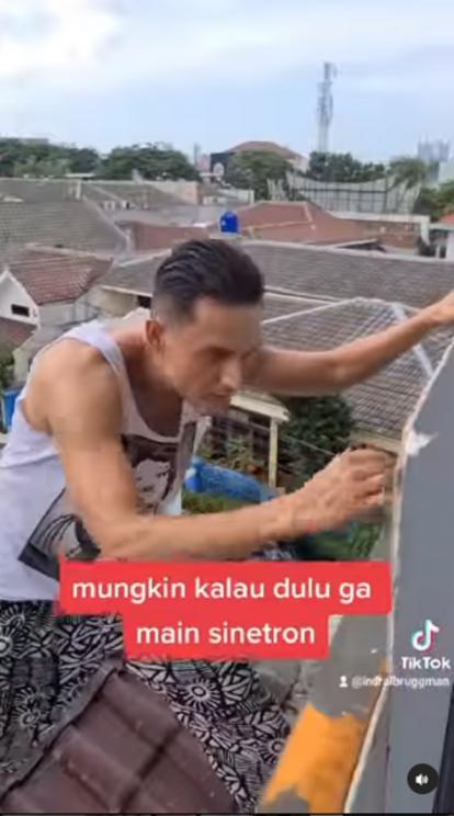 Potret Indra Bruggman jadi tukang. (Instagram/indrabruggman)