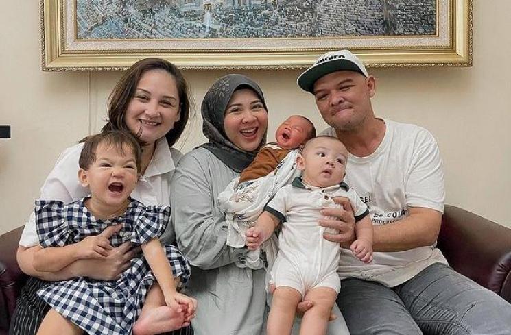 Momen Kesha Ratuliu Momong Anak. (Instagram/kesharatuliu05)