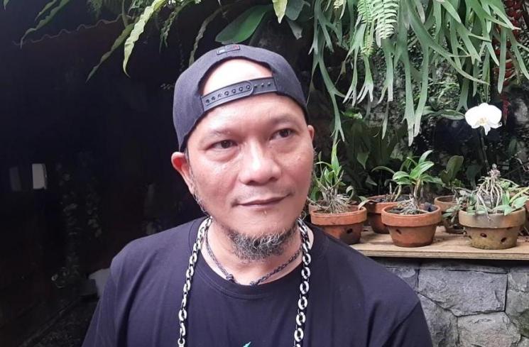 Iwa K di acara syukuran film Sayap-Sayap Patah di kawasan Kebayoran Baru, Jakarta Selatan, Rabu (26/1/2022). (MataMata.com/Yuliani)