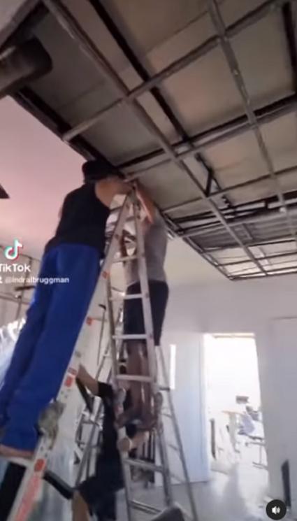 Potret Indra Bruggman jadi tukang. (Instagram/indrabruggman)