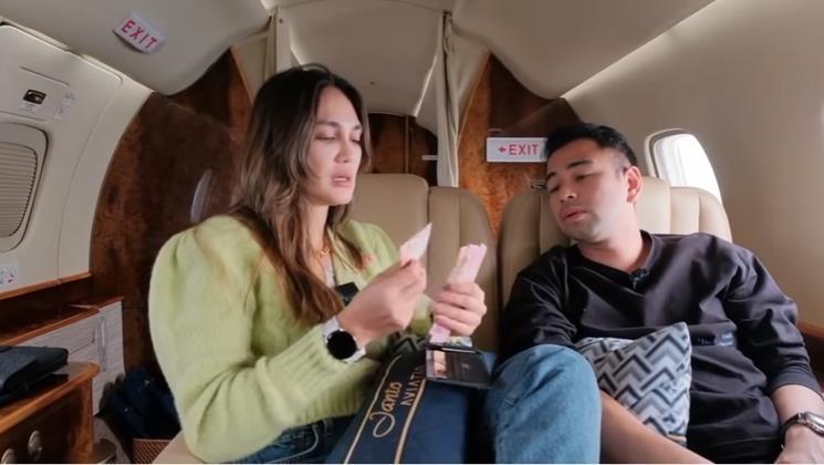 Isi dompet Raffi Ahmad dibongkar Luna Maya. (YouTube/Luna Maya)