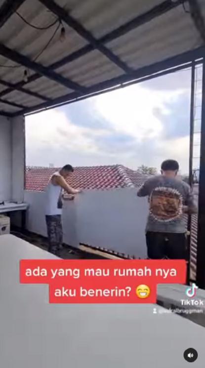 Potret Indra Bruggman jadi tukang. (Instagram/indrabruggman)