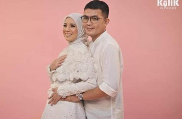 Pemotretan perdana Tya Ariestya usai berhijab. (YouTube/Riomotret)