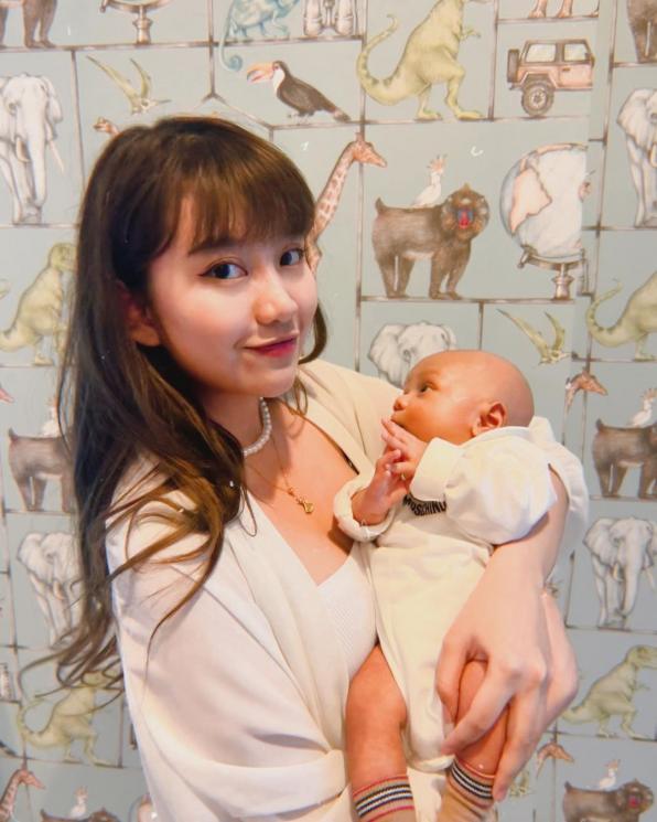 Ghea Indrawari gendong baby Leslar. (Instagram/gheaindrawari)