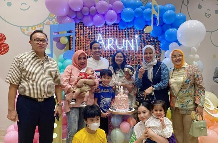 Potret Nagita Slavina di acara ulang tahun Aruni. (Instagram/@rieta_amilia)