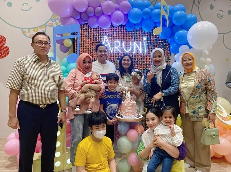 Potret Nagita Slavina di acara ulang tahun Aruni. (Instagram/@rieta_amilia)
