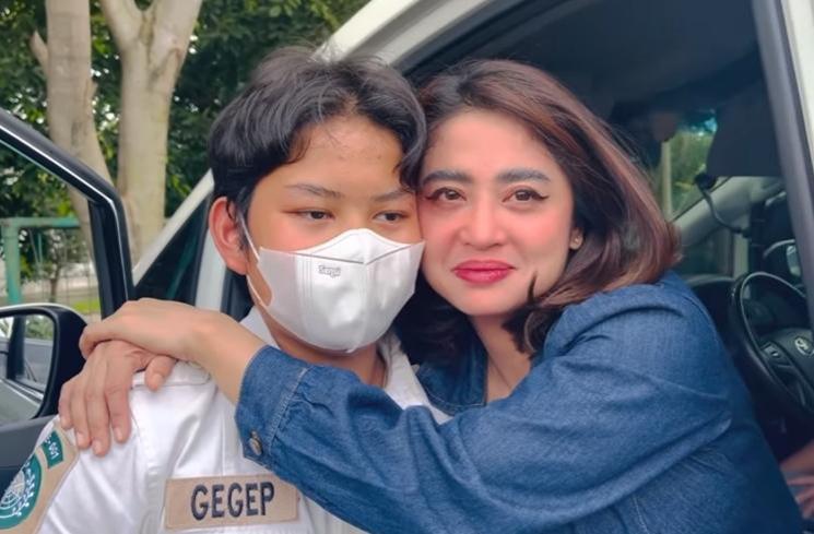 Potret Dewi Perssik dan Gabriel Anak Angkatnya (YouTube/DEWI PERSSIK)