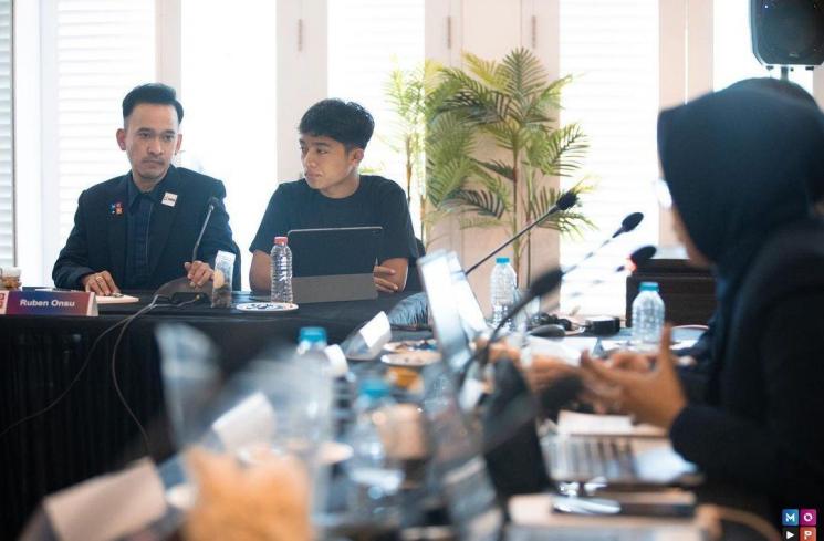Potret Betrand Onsu ikut ayah rapat (Instagram/@ruben_onsu)